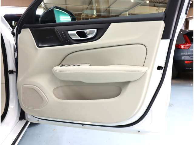 ボルボ Ｖ６０ リチャージ アルティメット Ｔ６ ＡＷＤ プラグイン ハイブリッド ４ＷＤ R6年 (近畿) 99