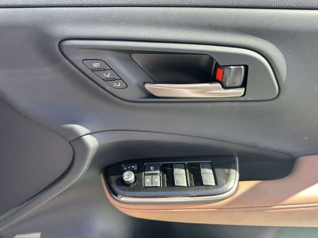 トヨタ クラウン　スポーツ　ハイブリッド ２．５ Ｚ Ｅ－ＦＯＵＲ ４ＷＤ R6年 (東海) 99