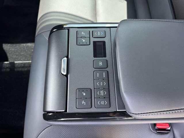 トヨタ クラウン　クロスオーバー　ハイブリッド ２．４ ＲＳ アドバンスト Ｅ－ＦＯＵＲ ＡＤＶＡＮＣＥＤ ４ＷＤ R4年 (東海) 99