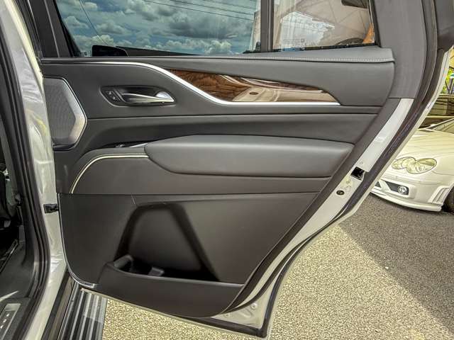 キャデラック エスカレード プラチナム ４ＷＤ R3年 (東海) 99