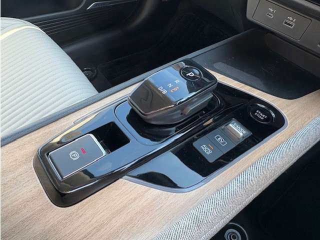 日産 ノートオーラ １．２ Ｇ ＦＯＵＲ レザーエディション ４ＷＤ R4年 (東北) 99