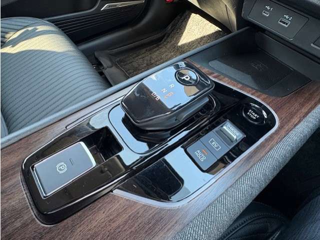 日産 ノートオーラ １．２ Ｇ ＦＯＵＲ レザーエディション ４ＷＤ R4年 (東北) 99