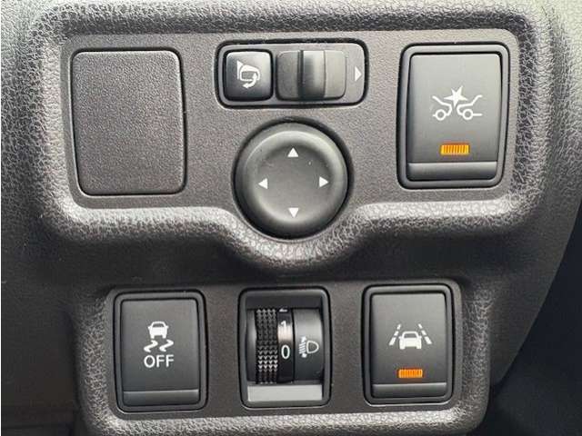 日産 ノート １．２ Ｘ ＦＯＵＲ Ｖセレクション プラスセーフティ ４ＷＤ H27年 (東北) 99