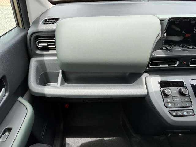 ホンダ フリード　ハイブリッド １．５ Ｅ：ＨＥＶ クロスター R7年 (九州・沖縄) 99