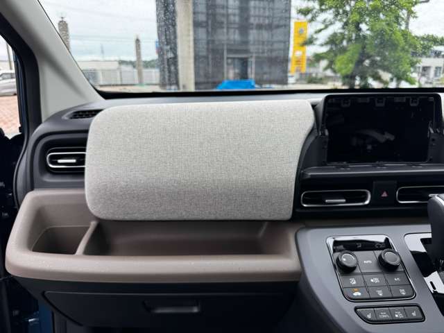 ホンダ フリード　ハイブリッド １．５ Ｅ：ＨＥＶ エアー ＥＸ R7年 (九州・沖縄) 99