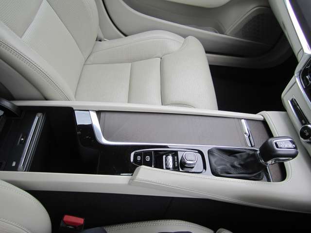 ボルボ Ｖ９０クロスカントリー Ｄ４ ＡＷＤ ディーゼルターボ ４ＷＤ R2年 (四国) 99