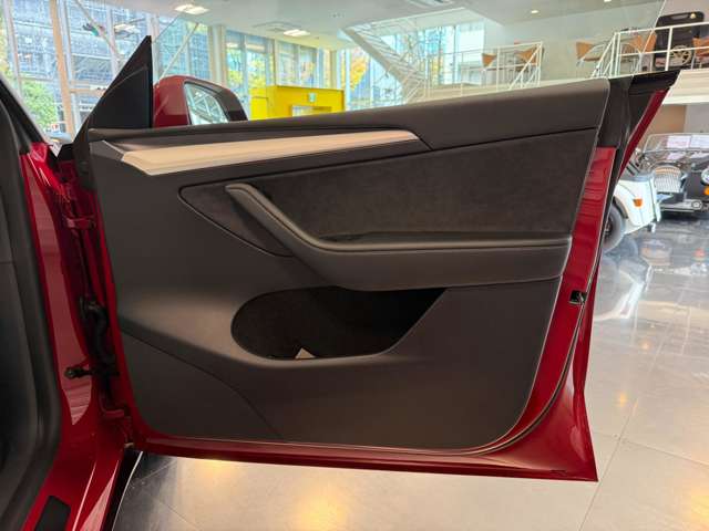 テスラ モデルＹ ＲＷＤ R4年 (関東) 99