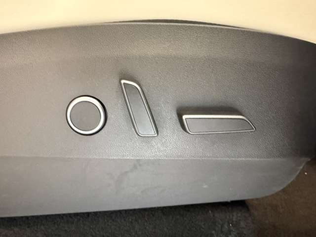 テスラ モデルＹ ＲＷＤ R4年 (関東) 99