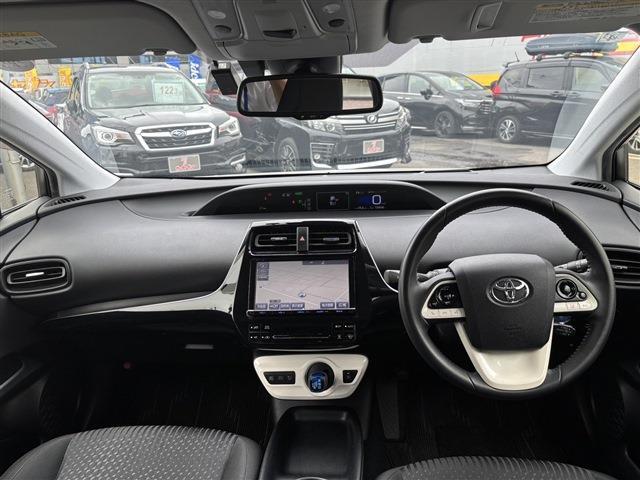 トヨタ プリウス １．８ Ｓ セーフティ プラス Ｅ－ＦＯＵＲ ４ＷＤ H29年 (東北) 99