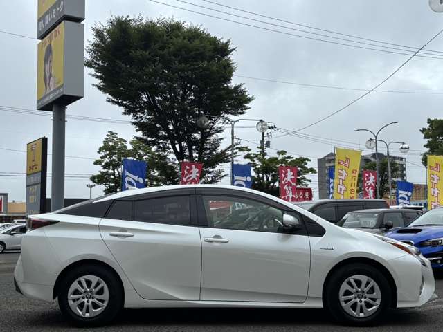 トヨタ プリウス １．８ Ｓ セーフティ プラス Ｅ－ＦＯＵＲ ４ＷＤ H29年 (東北) 99