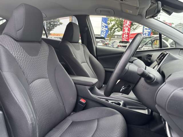 トヨタ プリウス １．８ Ｓ セーフティ プラス Ｅ－ＦＯＵＲ ４ＷＤ H29年 (東北) 99