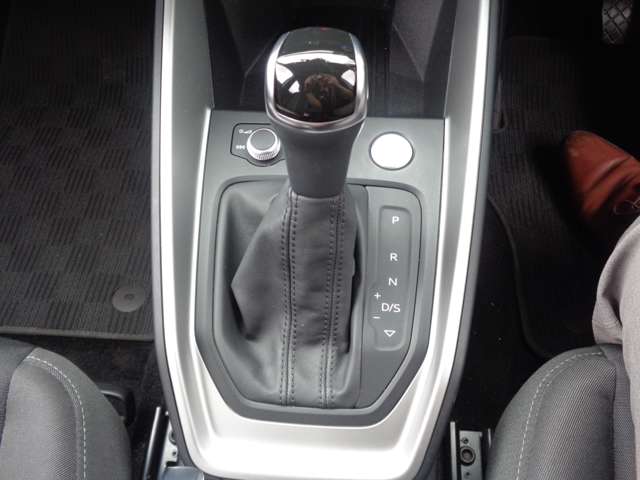 アウディ Ａ１　スポーツバック ３５ ＴＦＳＩ アドバンスト R2年 (中国) 99