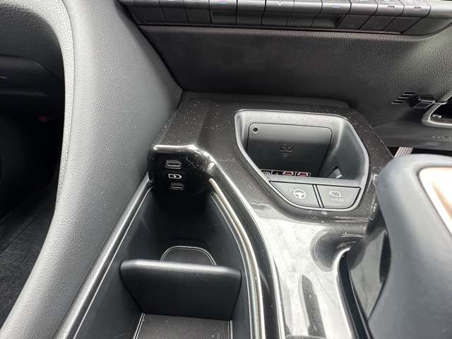 トヨタ クラウン　スポーツ　ハイブリッド ２．５ Ｚ Ｅ－ＦＯＵＲ ４ＷＤ R6年 (東海) 99