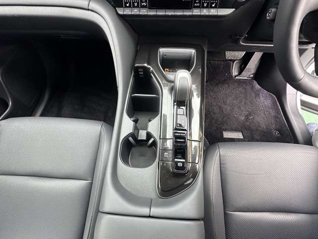 トヨタ クラウン　スポーツ　ハイブリッド ２．５ Ｚ Ｅ－ＦＯＵＲ ４ＷＤ R6年 (東海) 99