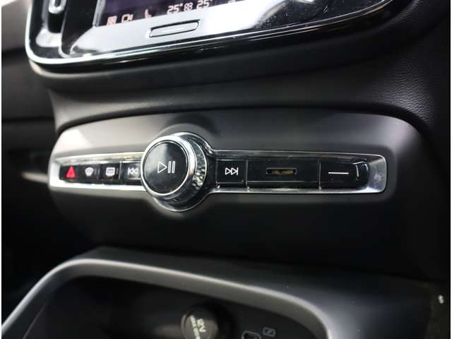 ボルボ ＸＣ４０ プラス　プロ　Ｂ３ R4年 (近畿) 99