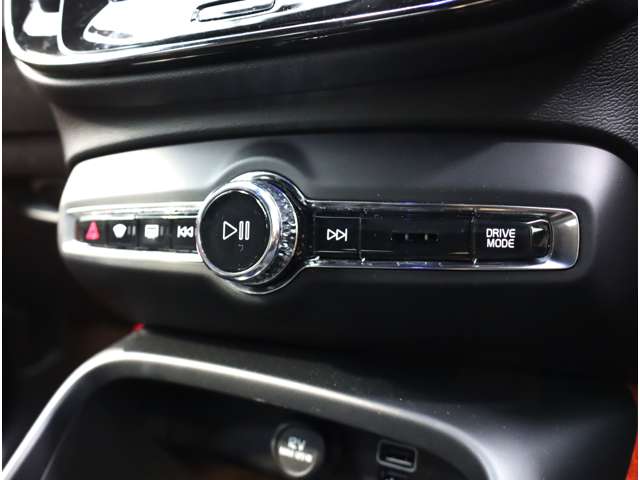 ボルボ ＸＣ４０ Ｔ４ ＡＷＤ Ｒデザイン ４ＷＤ R1年 (近畿) 99