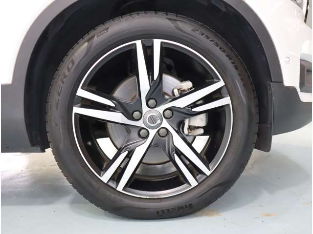 ボルボ ＸＣ４０ Ｔ４ ＡＷＤ Ｒデザイン ４ＷＤ R1年 (近畿) 99