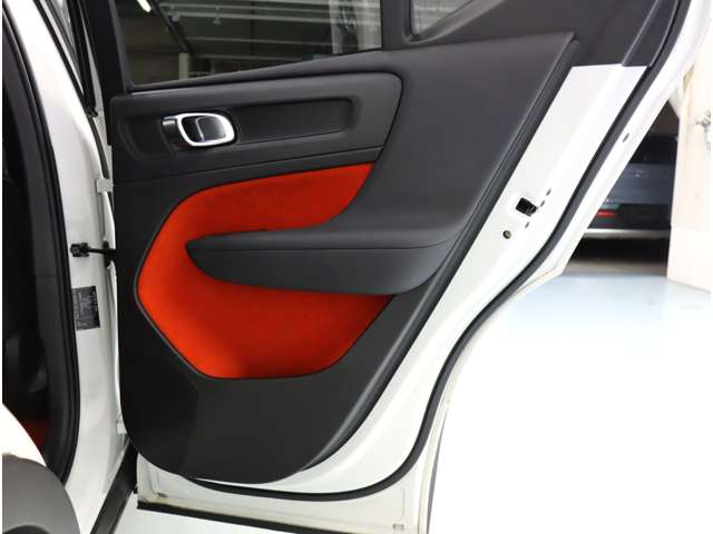 ボルボ ＸＣ４０ Ｔ４ ＡＷＤ Ｒデザイン ４ＷＤ R1年 (近畿) 99