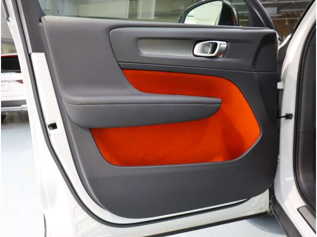 ボルボ ＸＣ４０ Ｔ４ ＡＷＤ Ｒデザイン ４ＷＤ R1年 (近畿) 99