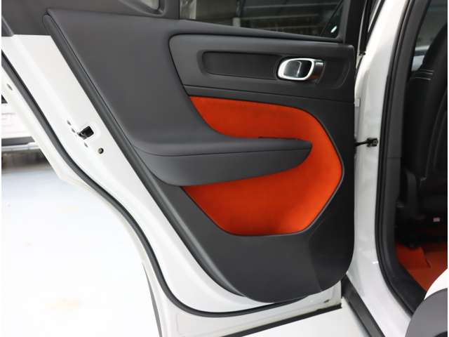 ボルボ ＸＣ４０ Ｔ４ ＡＷＤ Ｒデザイン ４ＷＤ R1年 (近畿) 99