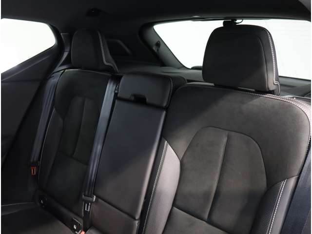 ボルボ ＸＣ４０ Ｔ４ ＡＷＤ Ｒデザイン ４ＷＤ R1年 (近畿) 99