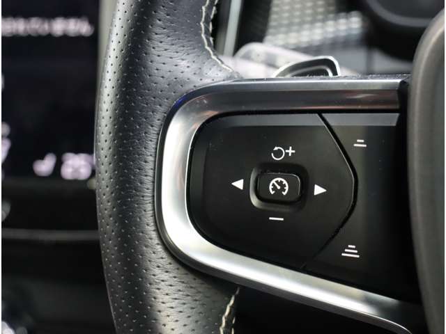 ボルボ ＸＣ４０ Ｔ４ ＡＷＤ Ｒデザイン ４ＷＤ R1年 (近畿) 99