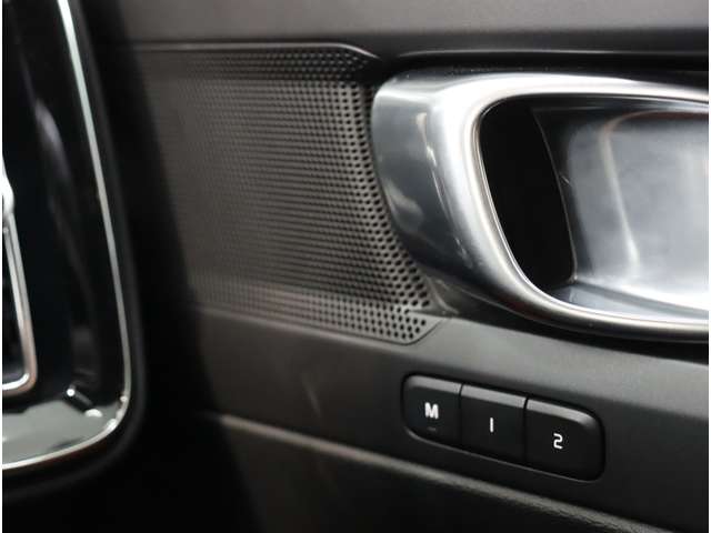 ボルボ ＸＣ４０ Ｔ４ ＡＷＤ Ｒデザイン ４ＷＤ R1年 (近畿) 99