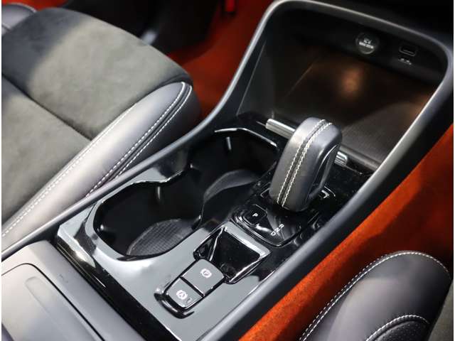 ボルボ ＸＣ４０ Ｔ４ ＡＷＤ Ｒデザイン ４ＷＤ R1年 (近畿) 99