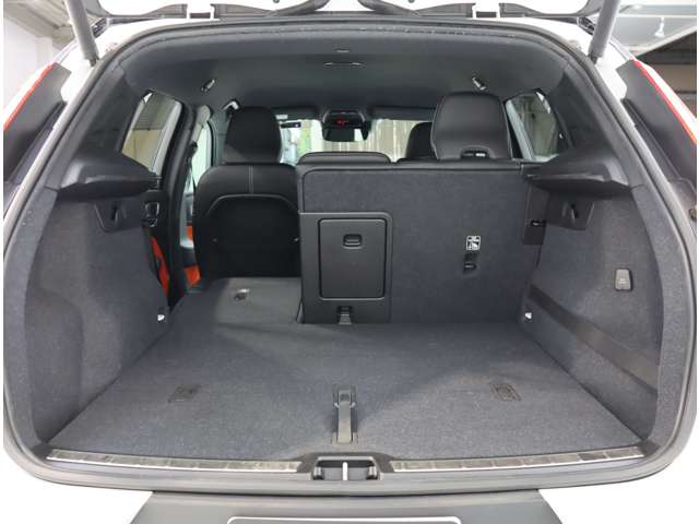 ボルボ ＸＣ４０ Ｔ４ ＡＷＤ Ｒデザイン ４ＷＤ R1年 (近畿) 99