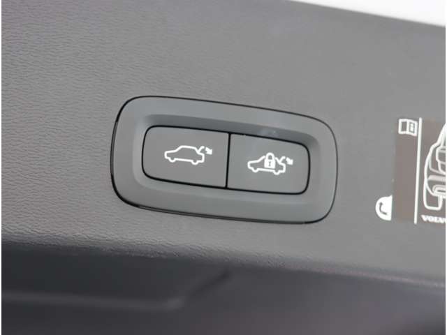 ボルボ ＸＣ４０ Ｔ４ ＡＷＤ Ｒデザイン ４ＷＤ R1年 (近畿) 99