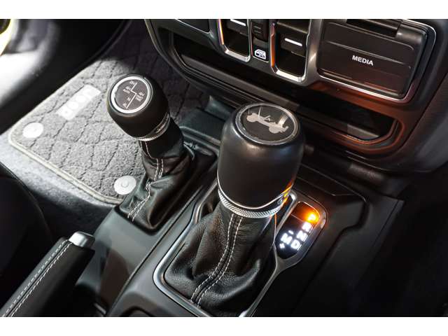 ジープ ラングラー　アンリミテッド アンリミテッド サハラ ２．０Ｌ ４ＷＤ R5年 (北海道) 99