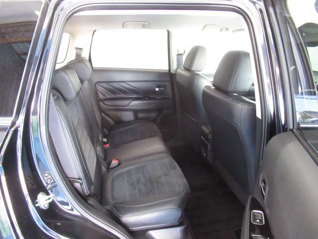 三菱 アウトランダーＰＨＥＶ ２．０ Ｇ ナビパッケージ ４ＷＤ H27年 () 99