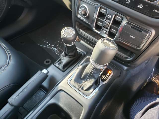 ジープ ラングラー　アンリミテッド アンリミテッド サハラ ４ＷＤ R7年 (東北) 99