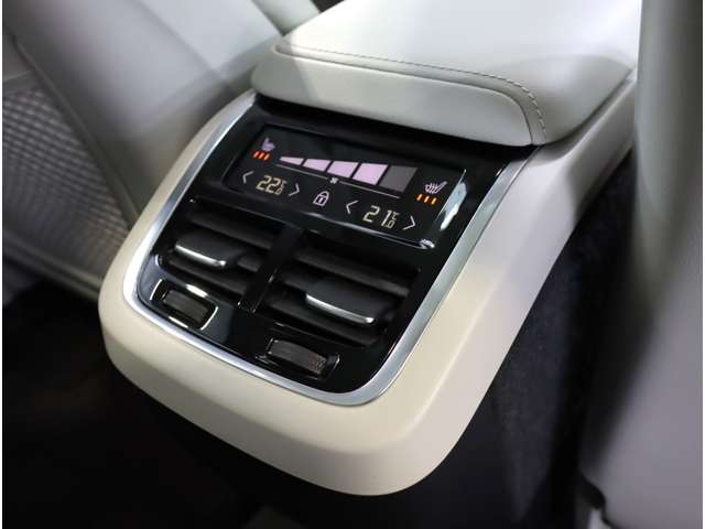 ボルボ ＸＣ６０ アルティメット Ｂ５ ＡＷＤ ４ＷＤ R4年 (近畿) 99