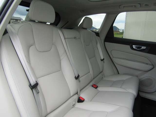 ボルボ ＸＣ６０ アルティメット Ｂ５ ＡＷＤ ４ＷＤ R4年 (四国) 99