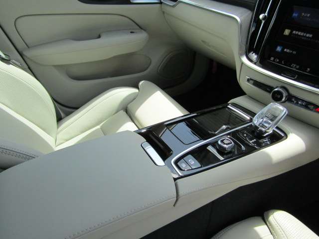 ボルボ Ｖ６０ リチャージ アルティメット Ｔ６ ＡＷＤ プラグイン ハイブリッド ４ＷＤ R6年 (四国) 99