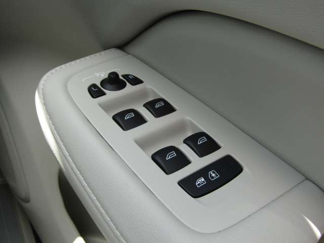 ボルボ Ｖ６０ リチャージ アルティメット Ｔ６ ＡＷＤ プラグイン ハイブリッド ４ＷＤ R6年 (四国) 99