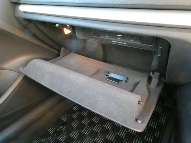 アウディ Ａ３　スポーツバック １．４　ＴＦＳＩ H28年 (関東) 99