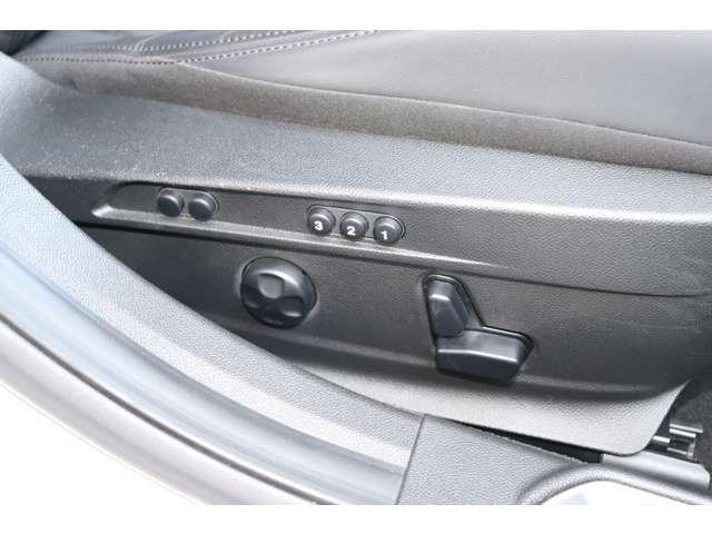 アルファロメオ ジュリア ２．９ Ｖ６ ビターボ クアドリフォリオ R1年 (甲信越・北陸) 99