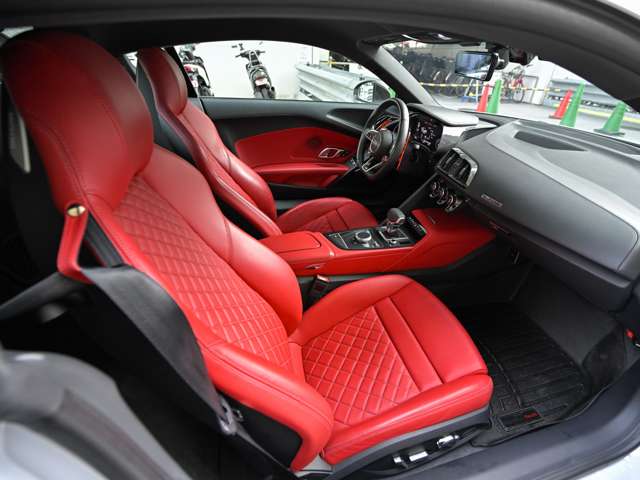 アウディ Ｒ８ Ｖ１０ パフォーマンス ５．２ ＦＳＩ クワトロ ４ＷＤ R2年 (関東) 99