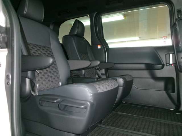 トヨタ ヴォクシー １．８ ハイブリッド Ｓ－Ｚ Ｅ－ＦＯＵＲ ４ＷＤ R5年 (東北) 99