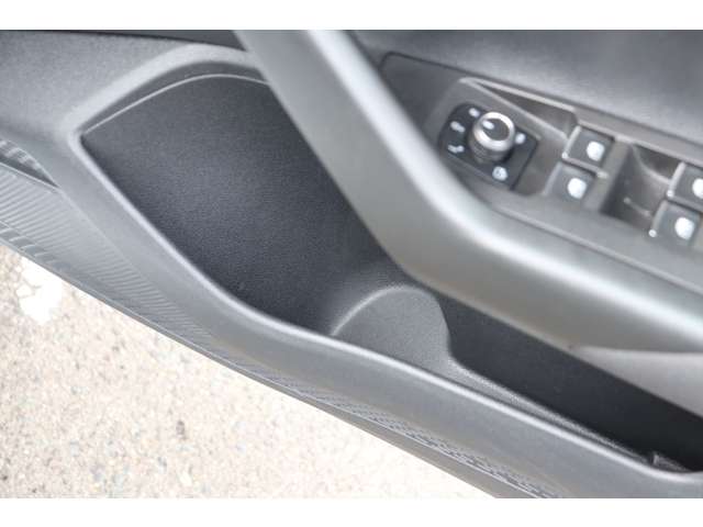 フォルクスワーゲン ポロ ＴＳＩ　コンフォートライン H30年 () 99