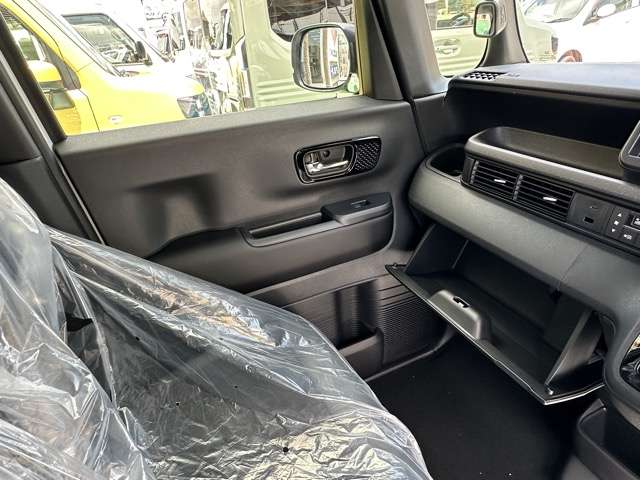ホンダ Ｎ　ＢＯＸ カスタム ６６０ ターボ ブラック スタイル R8年 (東海) 99