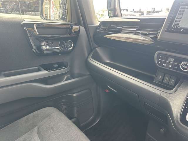 ホンダ Ｎ　ＢＯＸ カスタム ６６０ Ｌ R5年 (東海) 99
