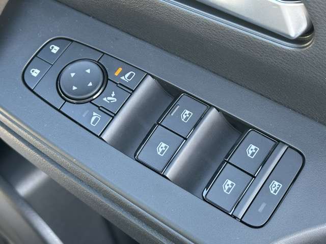 日産 セレナ １．４ Ｅ－ＰＯＷＥＲ ハイウェイスターＶ 日産オリジナルナビ取付パッケージ装着車 R8年 (東海) 99