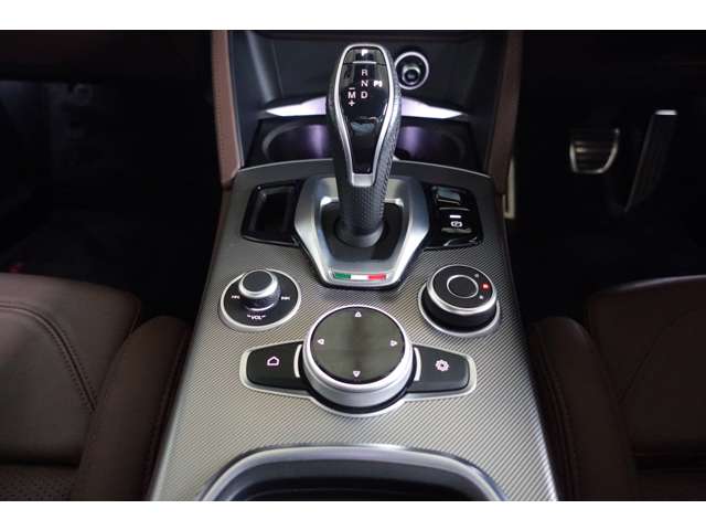 アルファロメオ ステルヴィオ ２．０ ターボ Ｑ４ ヴェローチェ ４ＷＤ R4年 () 99