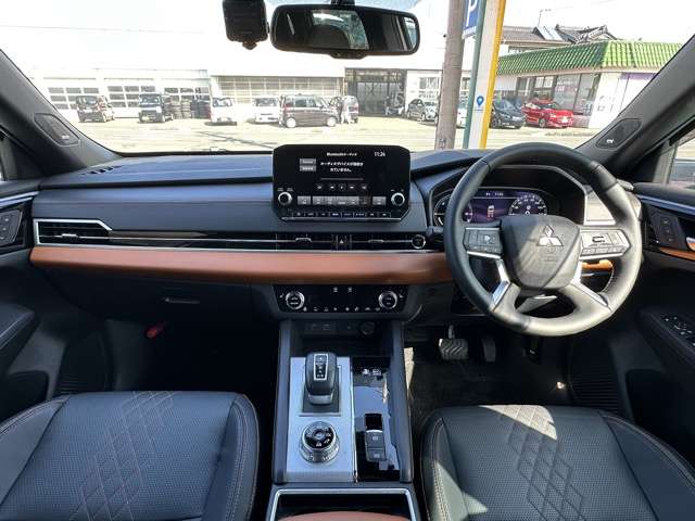 三菱 アウトランダーＰＨＥＶ ＰＨＥＶ ２．４ Ｐ ４ＷＤ R5年 (東海) 99