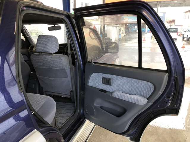 トヨタ ハイラックスサーフ ３．０ ＳＳＲ－Ｘ ワイドボディ アクティブパッケージ装着車Ｉ ディーゼルターボ ４ＷＤ H9年 (九州・沖縄) 99