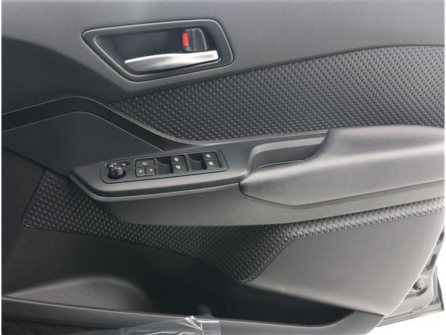 トヨタ Ｃ−ＨＲ ハイブリッド １．８ Ｓ ＬＥＤ パッケージ R1年 (東海) 99