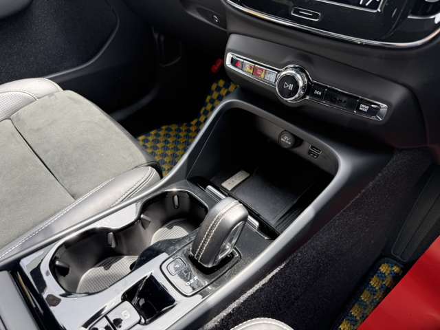 ボルボ ＸＣ４０ Ｔ４ ＡＷＤ Ｒデザイン ４ＷＤ R1年 (東海) 99